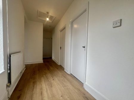 3 bedroom flat to rent - Photo 4