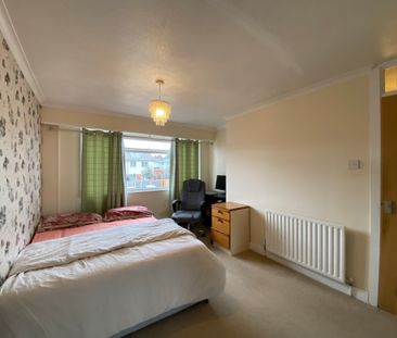 Lyndhurst Avenue, Aldershot, Hampshire, GU11 - Photo 1
