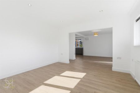 4 bedroom detached house to rent - Photo 2