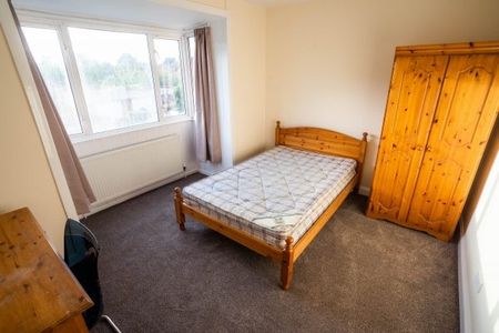 3 Bed Semi-Detached House, Hill Lane, SO15 - Photo 2