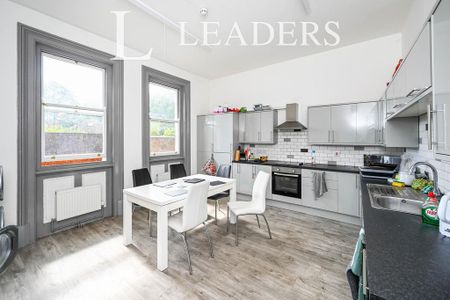 1 bedroom in a house share to rent - Photo 2