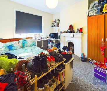 5 bedroom House To Let - Photo 6