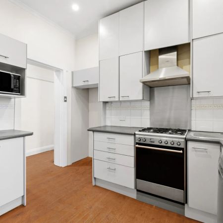 Convenient, spacious apartment in prime location - Photo 3