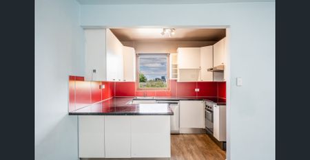 Modern living in the heart of Essendon - Photo 3