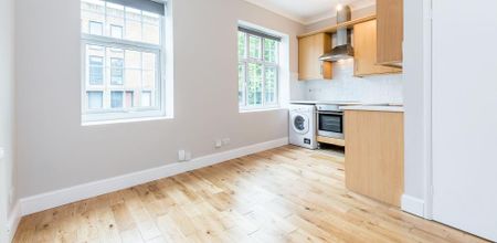 Modern one bed in zone one location mins to tube & shops - Photo 3