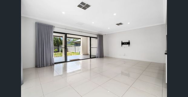 Call Hampstead Gardens home from the ultimate in easy living - Photo 1