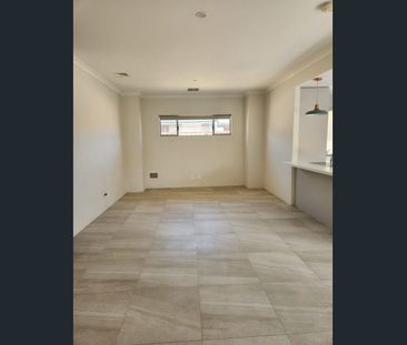 MODERN BEDFORD LIVING | WALK TO CAFÉS, SHOPS & TRANSPORT - Photo 1