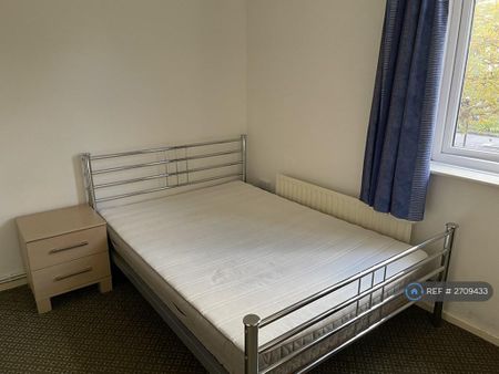 1 bedroom in a house share to rent - Photo 3