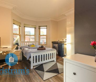 References Pending - 7 bed Detached House - Photo 5