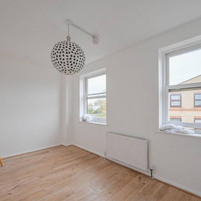 3 bedroom flat to rent - Photo 1