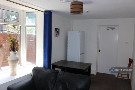 1 bedroom in a house share to rent - Photo 2