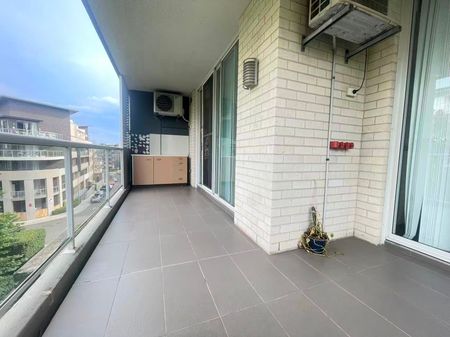 Modern 2-Bedroom Apartment in Prime Location - Homebush West - Photo 4