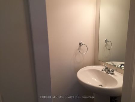 Condo Townhouse For Lease | N8129594 - Photo 2