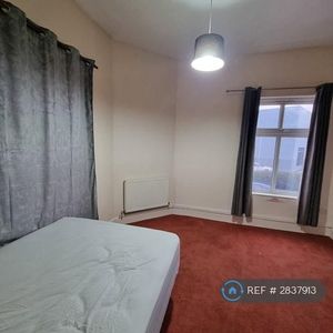 1 bedroom in a flat share to rent - Photo 2