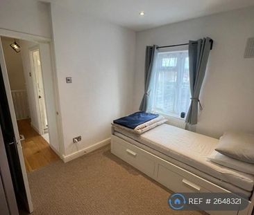 1 bedroom in a house share to rent - Photo 2