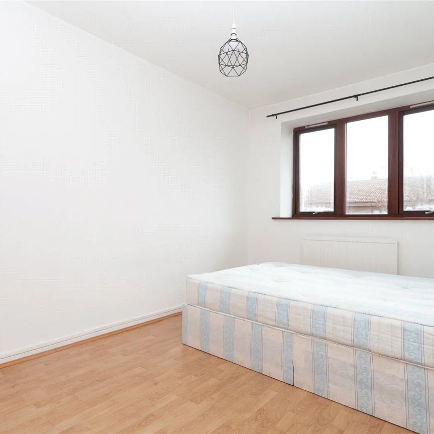 3 bedroom flat in London - Photo 1