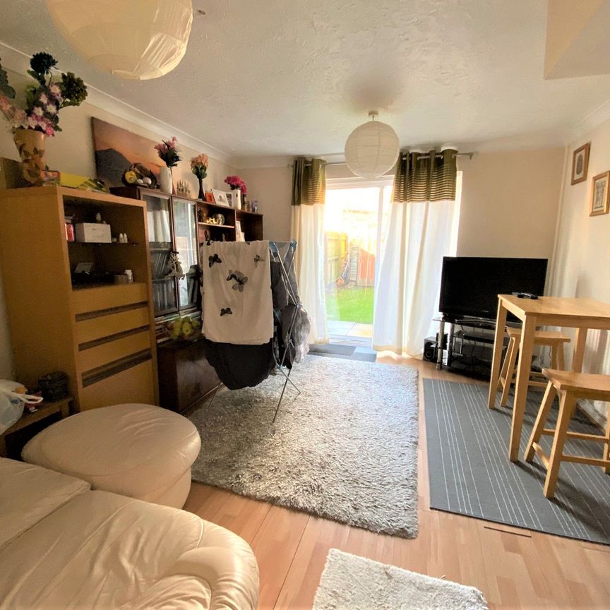 £1,275 PCM, Two Bedroom House with Off-Road Parking and Enclosed Garden in Waterhouse Drive, Grangetown, Cardiff, CF11 8AY - Photo 1