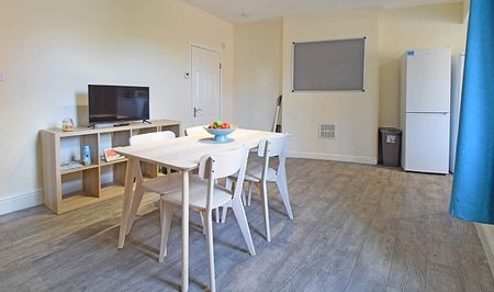 4 bedroom House in a great location! - Photo 5