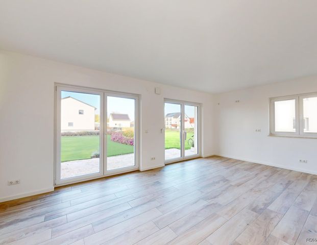 Neubau-Doppelhaushälfte mit durchdachtem Grundriss, Fußbodenheizung und großem Garten in Ottersleben - Photo 1