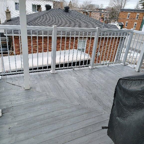 À St Jérôme haut de duplex 5 1/2..3 chambres près de la gare et centre ville et de tout les commodités - Photo 1