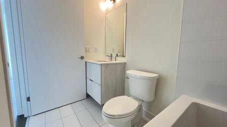 For Lease - 2 David Eyer Road Unit# 633, Richmond Hill, Ontario - Photo 2