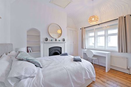 Short Let: all bills included. Historic four bedroom property with gated off -street parking and small courtyard garden in sought after Eton. - Photo 5