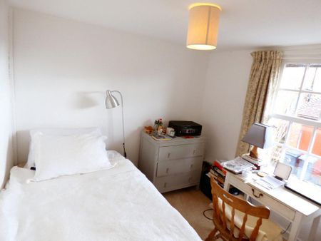 2 bedroom character property to rent - Photo 5