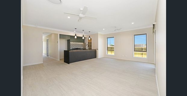 Brand New Family Home in Collingwood Park – Comfort & Convenience! - Photo 1
