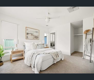 Full of Extras! - Photo 4