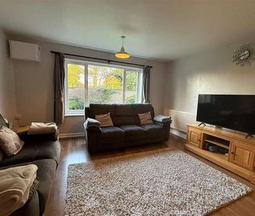 Tredenham Close, Farnborough, GU14 - Photo 2