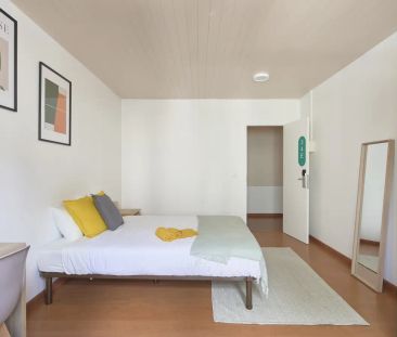 Room in a shared 7-bedroom apartment for rent in Lisbon. - Photo 4