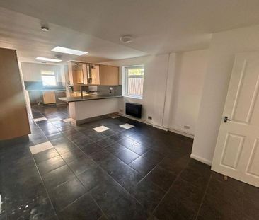 4 bedroom semi-detached house to rent - Photo 6