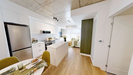 Carlton West - Brand New, High End Rental - Photo 5