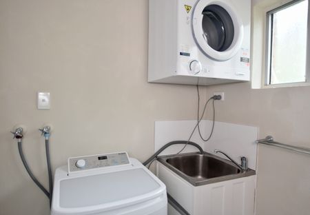 SPECIAL OFFER - SELF CONTAINED APARTMENT - GLADSTONE CBD - Photo 4