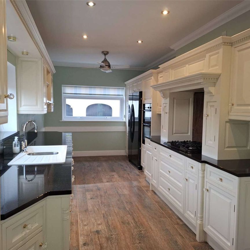 A spacious detached bungalow featuring two double bedrooms, a double garage, and versatile workshop space, set on a generous plot with expansive gardens. - Photo 1