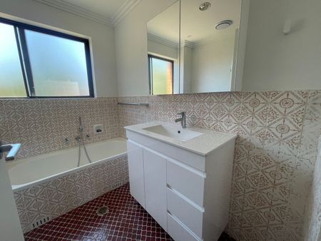 BRIGHT RENOVATED 2 BEDROOM TOP FLOOR UNIT - Photo 5