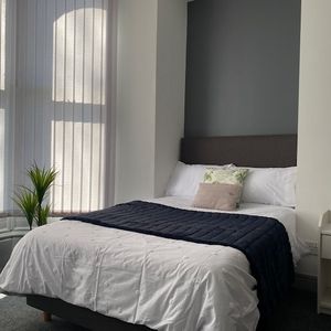 Close to Town Centre Free Netflix & Disney+ 🏡📲 Room 8 - Photo 2