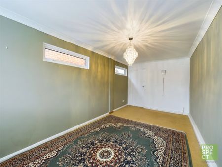 4 bedroom House in Frimley Grove Gardens, Camberley - Photo 2