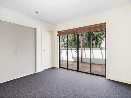 House with 4 bedrooms, 2 bathrooms & parking for 2 cars - Photo 4