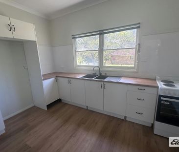 Rural home in the heart of town - Photo 3