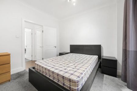 2 bedroom flat in Kentish Town - Photo 3