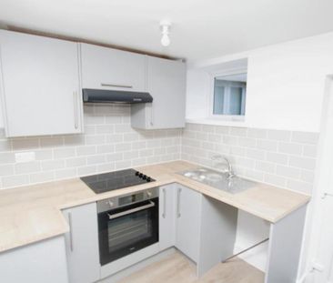 A FANTASTIC two bedroom apartment that has been recently fully refurbished to make it a wonderful place to call home! Call NOW to book your viewing! - Photo 1