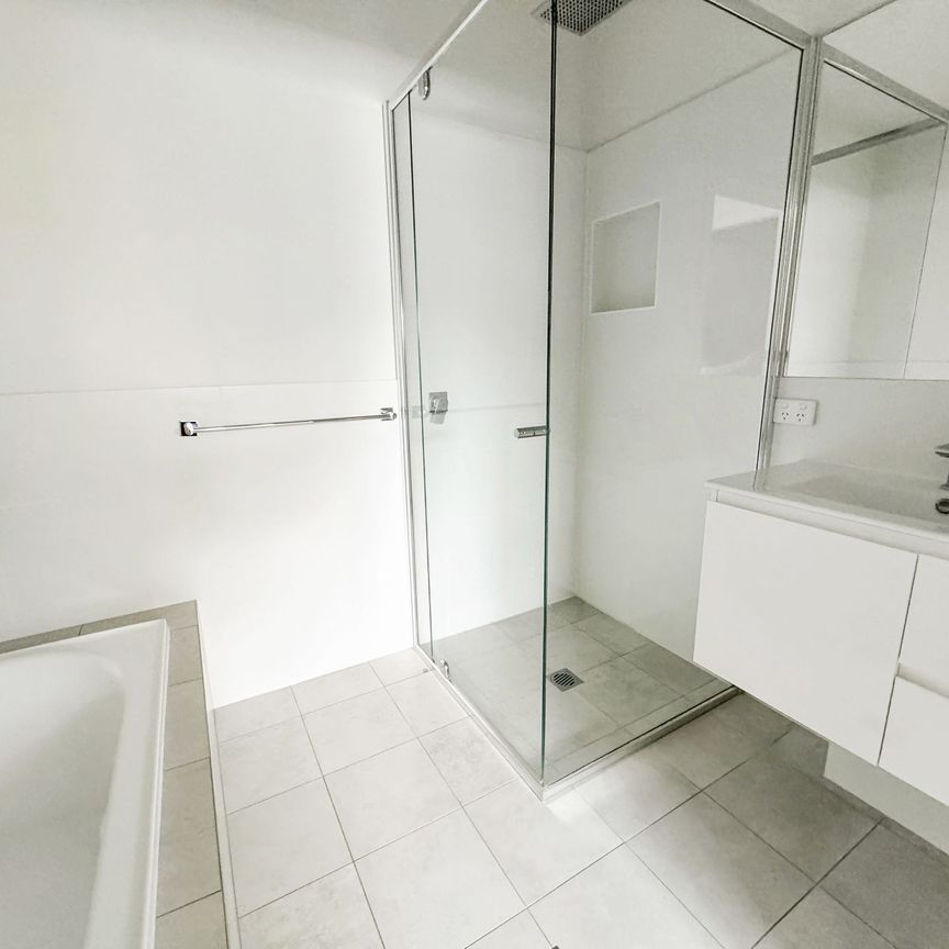 Modern 3 bedroom townhouse close to CBD. - Photo 1