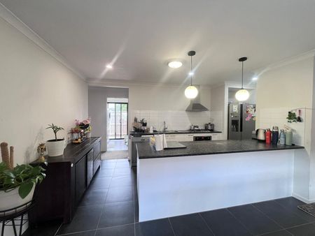 Family-Friendly Home with Modern Kitchen and Secure Parking - Photo 2