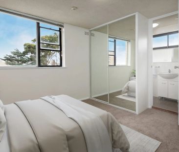 Sunny Apartment with Harbour Views - Photo 3