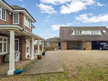 4 bedroom detached house to rent - Photo 2