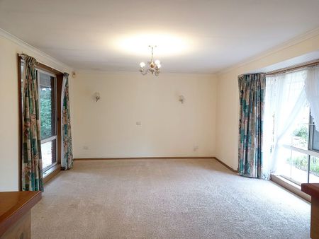 THREE BEDROOM FAMILY HOME - Photo 4