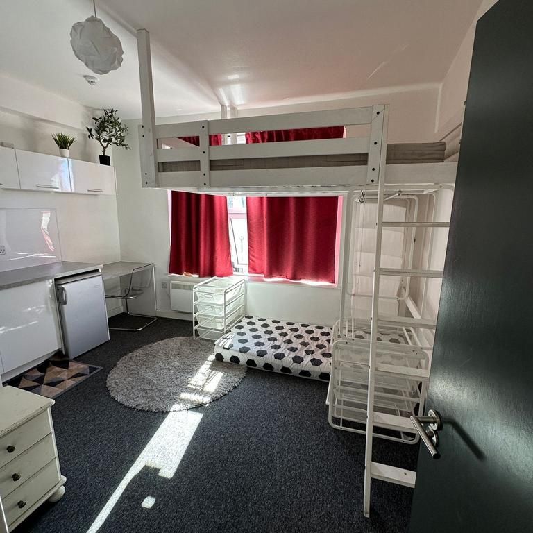 Studio to rent - Photo 1