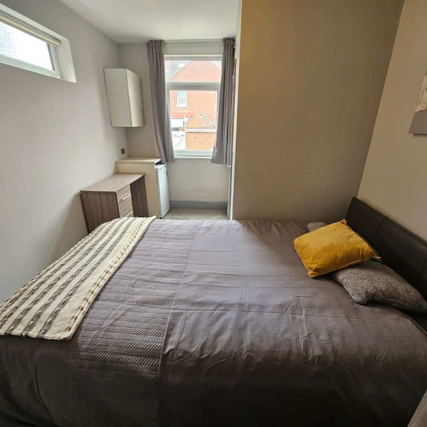 Room 2, 5 Royal Avenue - Photo 1