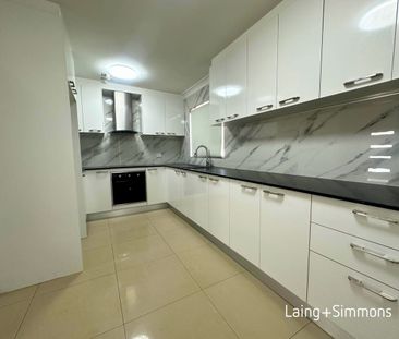 Charming three-bedroom family home in convenient location - Photo 1